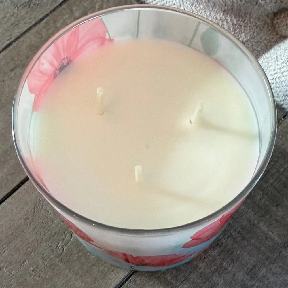 Bath & Body Works Poppy Candle - Red and Green Floral - Picture 4 of 4